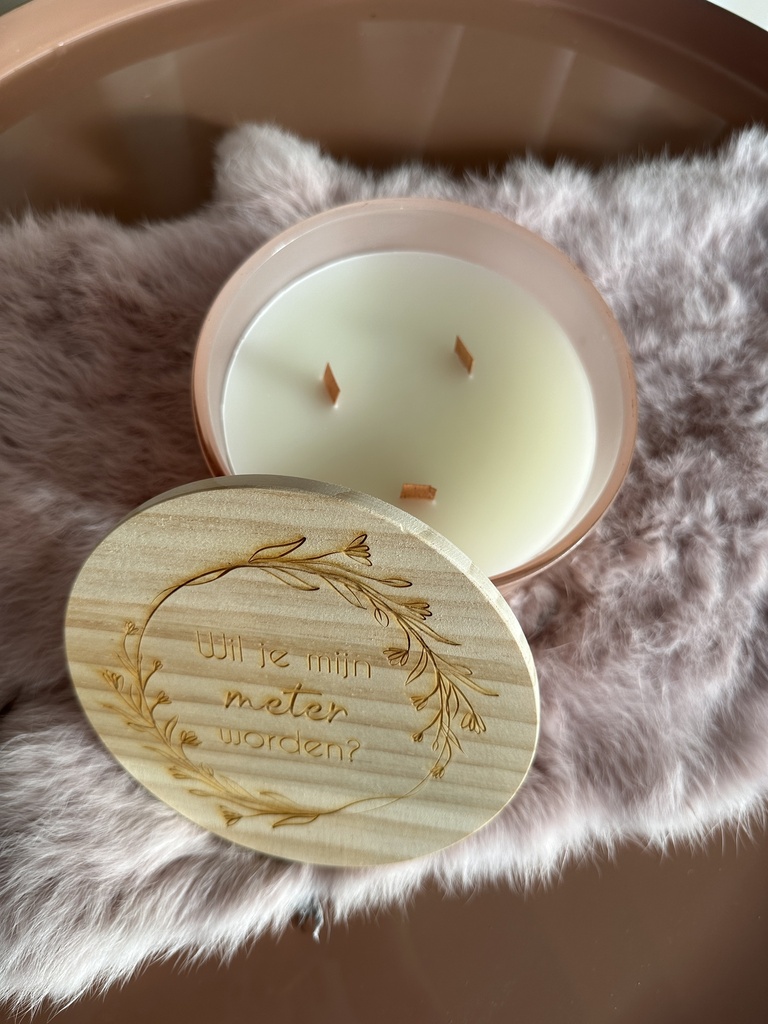 Luxe geurkaars met houten deksel en 3 houten wieken N°2 - Frosted Blush - Wil je mijn meter worden? + VOLLEDIGE KRANS