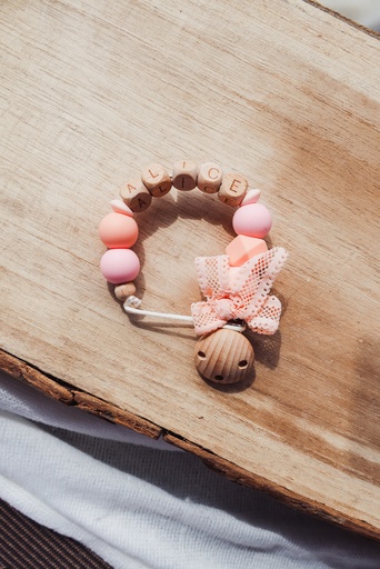 Speenkoord strik broderie zalm - Model Alice